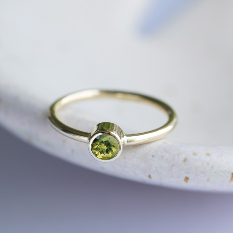 Złoty pierścionek z oliwkowym turmalinem