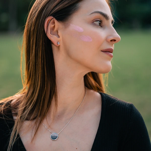 Modelka prezentująca naszyjnik z muszlą